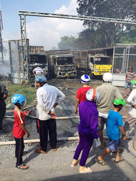 3 xe tải bị cháy rụi
