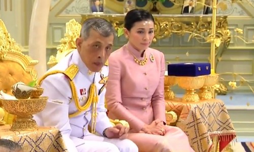 Quốc vương Maha Vajiralongkorn và Hoàng hậu Sutida trong buổi lễ tại Bangkok ngày 1/5. Ảnh: Thai Pool TV.