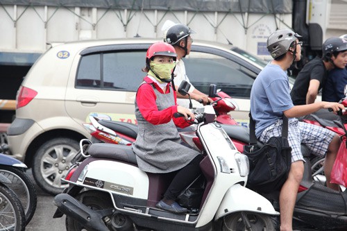 Giữa tháng 5, người Hà Nội phải mặc áo rét ra đường để chống lại gió lạnh. Hình minh họa