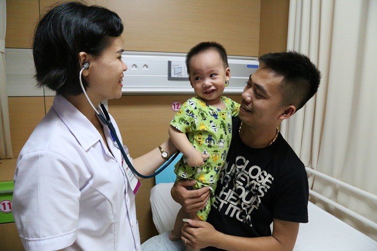 Bé D đã khoẻ mạnh sau khi được điều trị bệnh do virus adeno