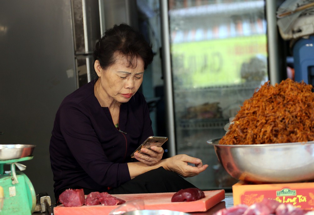 Người bán hàng trên chợ Hàng Bè co mình lại trong lúc vãn khách.