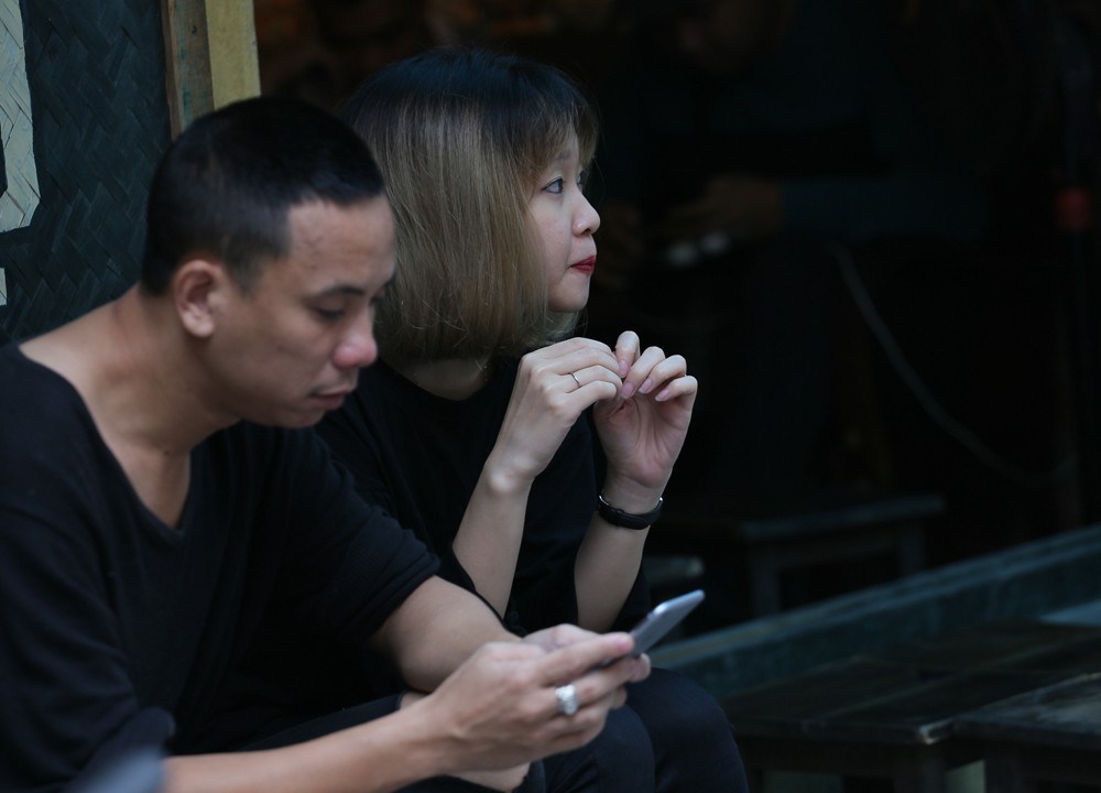 Thay vì gọi cà phê sữa đá như mọi khi, đôi bạn trẻ lựa tách cà phê nóng trong ngày gió lạnh.