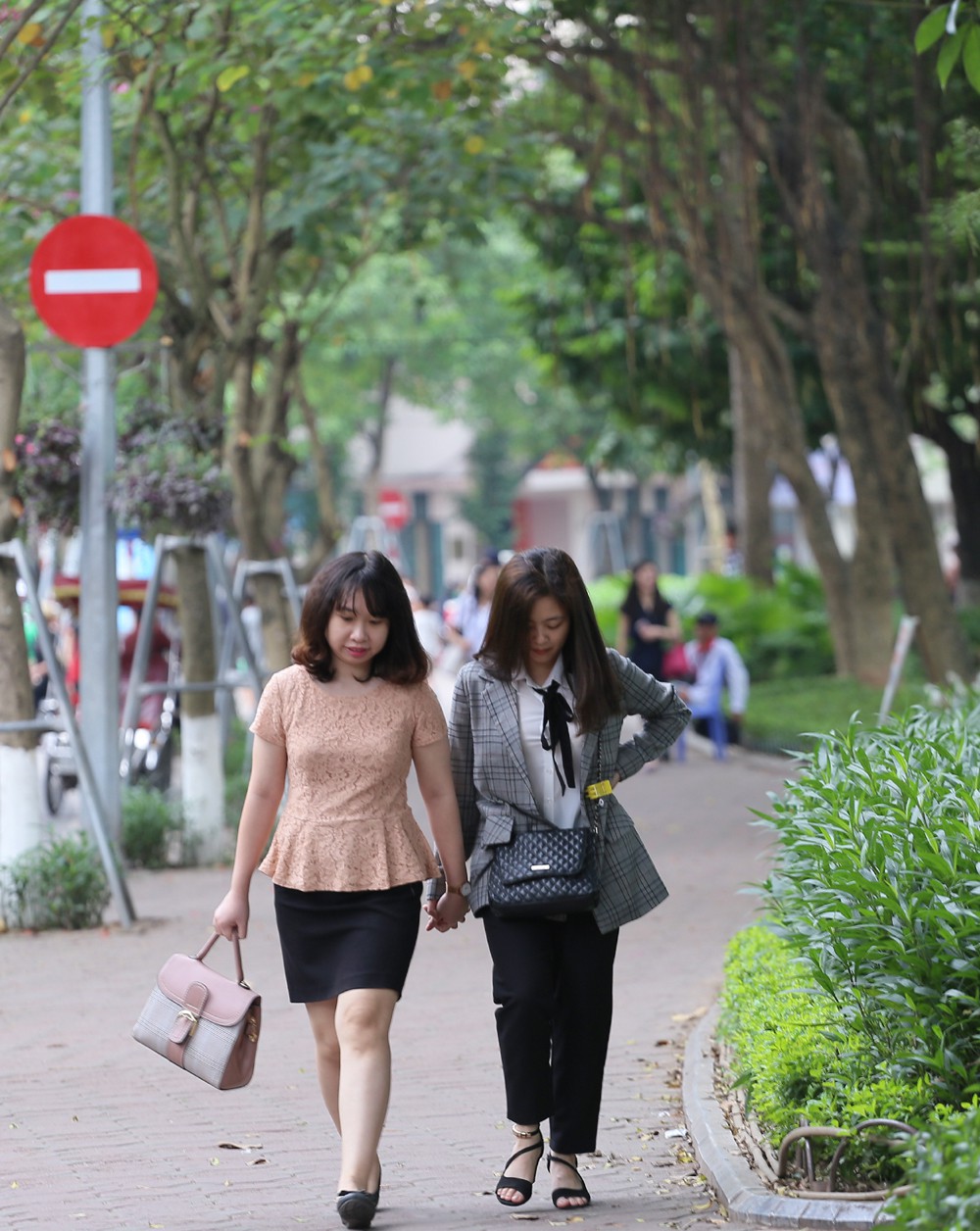Nhiều chị em phụ nữ không bỏ lỡ cơ hội thời tiết se lạnh hiếm có giữa mùa hè để dạo phố sau giờ làm.