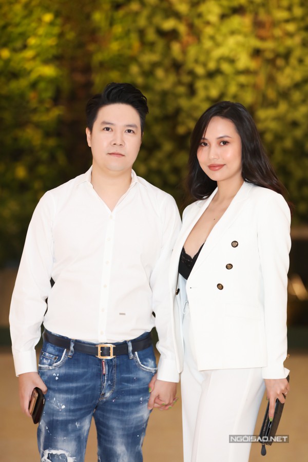 L&ecirc; Hiếu v&agrave; b&agrave; x&atilde; Thu Trang tại buổi khai trương cơ sở kinh doanh mới của ca sĩ Đ&agrave;m Vĩnh Hưng.