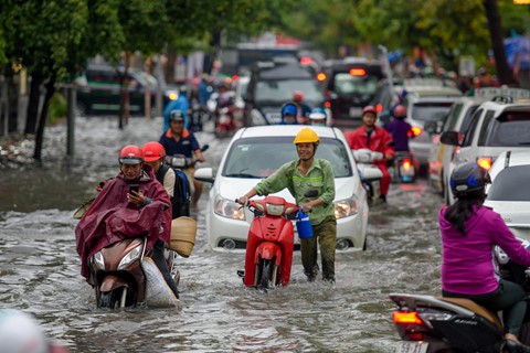 Cơn mưa lớn chiều 10/5 đã làm nhiều tuyến đường của TP.HCM bị ngập sâu. Tại phường Thảo Điền, quận 2, một số tuyến đường như Quốc Hương, Tống Hữu Đình... chìm trong biển nước khi mưa mới chỉ 30 phút.