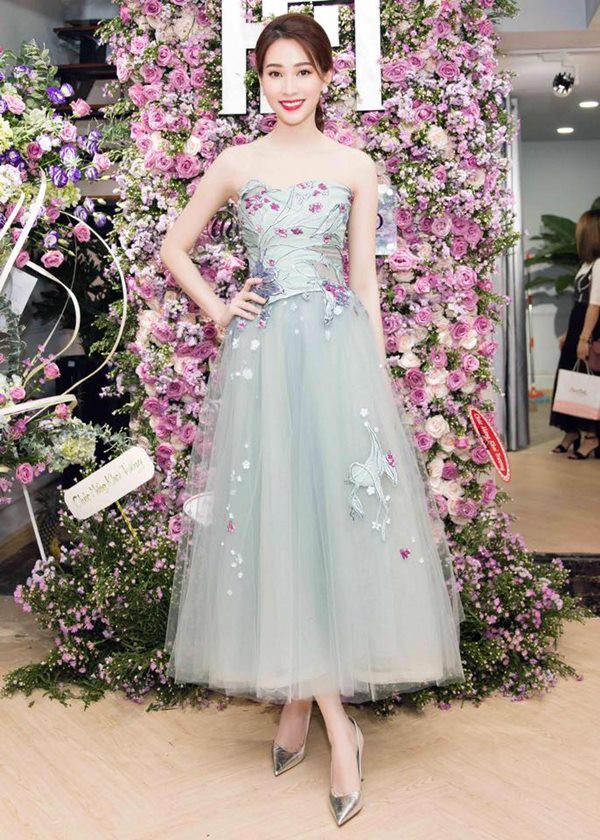 Dù vòng một khiêm tốn nhưng cũng chẳng ngăn Thu Thảo tỏa sáng, gợi cảm với đầm dạ hội cup ngực.