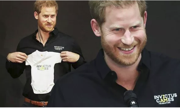 Hoàng tử Harry phấn khích với món quà đặc biệt dành tặng cho con trai đầu lòng của mình.