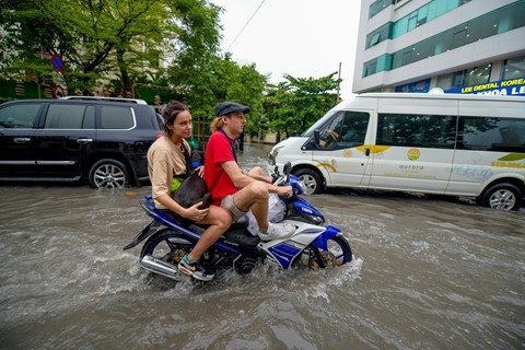 Phường Thảo Điền là nơi có nhiều người nước ngoài sinh sống với nhiều tiện ích, dịch vụ cao cấp. Tuy nhiên, mỗi khi trời mưa, khu vực này luôn trong tình trạng ngập lụt kéo dài hàng giờ liền.