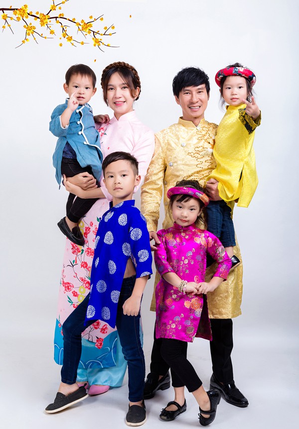 Gia đ&igrave;nh đ&ocirc;ng đ&uacute;c của L&yacute; Hải - Minh H&agrave;.