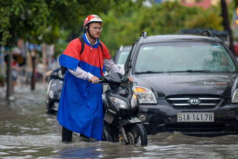 Nhiều người nước ngoài ngán ngẩm khi phải lưu thông qua con đường này.