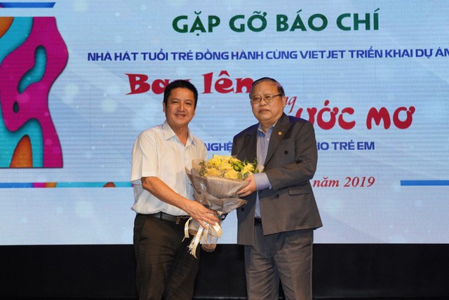 Giám đốc nhà hát Tuổi trẻ Chí Trung và ông Nguyễn Đức Tâm- Phó tổng Giám đốc của Vietjet