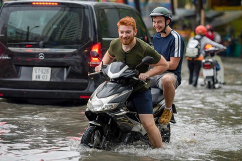 Trong khi đó, nhiều người nước ngoài tỏ ra khá phấn khích khi được lội nước.