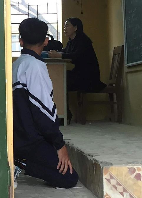 Hình ảnh học sinh quỳ gối theo yêu cầu của cô giáo gây xôn xao dư luận.