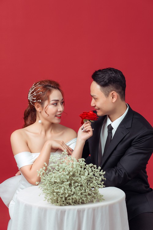 Ng&agrave;y 21/4, uy&ecirc;n ương đ&atilde; tổ chức tiệc cưới ở H&agrave; Nội với sự ch&uacute;c ph&uacute;c của người th&acirc;n, bạn b&egrave;, đồng nghiệp.