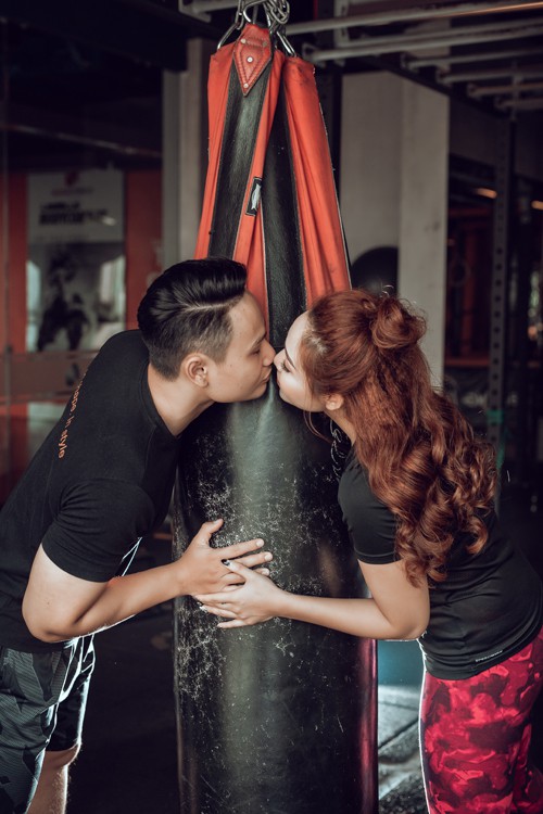 Uy&ecirc;n ương kh&ocirc;ng gặp kh&oacute; khăn g&igrave; khi chụp ảnh v&igrave; c&oacute; sự ăn &yacute;. Nếu t&ocirc;i muốn anh tạo d&aacute;ng n&agrave;o th&igrave; anh sẽ l&agrave;m ngay m&agrave; kh&ocirc;ng ph&agrave;n n&agrave;n g&igrave;. T&ocirc;i thấy ng&agrave;y chụp ảnh tr&ocirc;i qua rất vui vẻ m&agrave; kh&ocirc;ng gặp trở ngại n&agrave;o, chỉ trừ việc thấm mệt v&igrave; chụp h&igrave;nh từ s&aacute;ng tới tối, c&ocirc; d&acirc;u bổ sung.