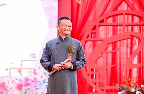 Jack Ma đã có buổi nói chuyện hài hước và chơi chữ trong đám cưới tập thể của nhân viên Alibaba tổ chức thường niên vào tháng 5. Ảnh: Yahoo.