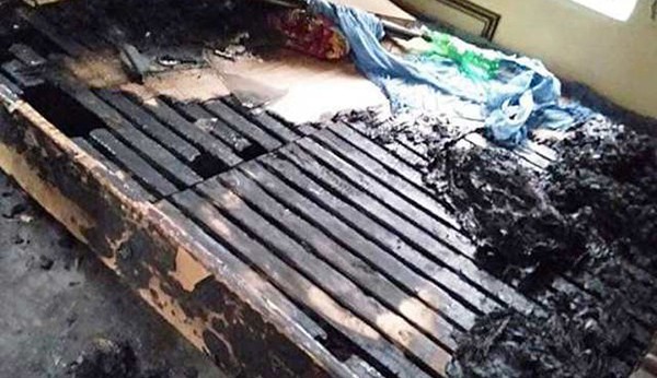Chiếc giường bà Hiền nằm bị thiêu cháy nham nhở.