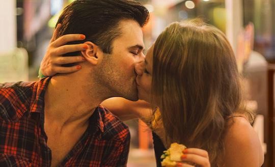 Một nụ hôn sâu đủ khiến bạn bị lây bệnh lậu, nghiên cứu mới cảnh báo.