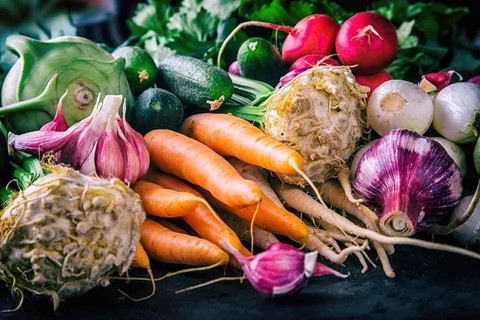 Các loại củ: Cà rốt, khoai lang, su hào, củ cải và hành tây là những loại củ giàu dinh dưỡng nhất bởi chúng hấp thụ dưỡng chất từ đất. Để giữ lại những chất dinh dưỡng này, bạn hãy bảo quản chúng ở những nơi mát mẻ, tối và ẩm ướt.
