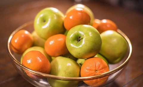 Tách riêng táo và cam: Nếu bạn muốn kéo dài thời hạn sử dụng của táo và cam, hãy tách riêng chúng ra khi bảo quản, đặc biệt trong tủ lạnh. Bạn nên đặt chúng trong túi lưới để khí có thể lưu thông vì nếu để trong túi nhựa, nấm mốc sẽ sản sinh nhanh hơn.