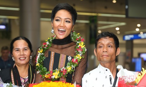 Mẹ HHen Niê khóc rất nhiều khi biết con gái lọt top 5 Miss Universe 2018
