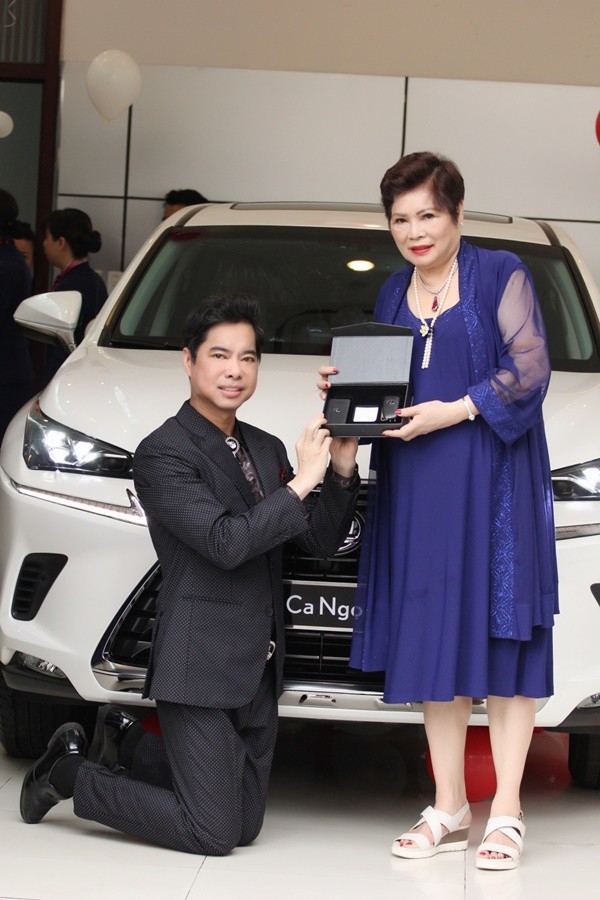 Cuối năm 2018, Ngọc Sơn tiếp tục được mẹ tặng một chiếc xe sang màu trắng giá 3 tỷ đồng. Nam ca sĩ đã quỳ gối trước đấng sinh thành khi nhận món quà đắt giá.