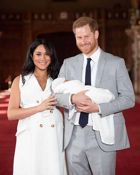 Vợ chồng Công tước xứ Sussex bế con trai ra mắt báo chí thế giới hôm 8/5 ở lâu đài Windsor. Ảnh: Reuters.