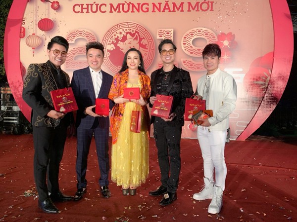 Trong đêm diễn tại Bắc Ninh, các nghệ sĩ như Dương Ngọc Thái, Hoàng Châu, Lương Gia Huy, Duy Cường, Châu Ngọc Tiên và toàn bộ ekip từ MC, đạo diễn tới nhân viên âm thanh, ánh sáng đều được nhận vàng từ Ngọc Sơn. Anh và trợ lý còn mang một túi vàng lá to phát cho khán giả.