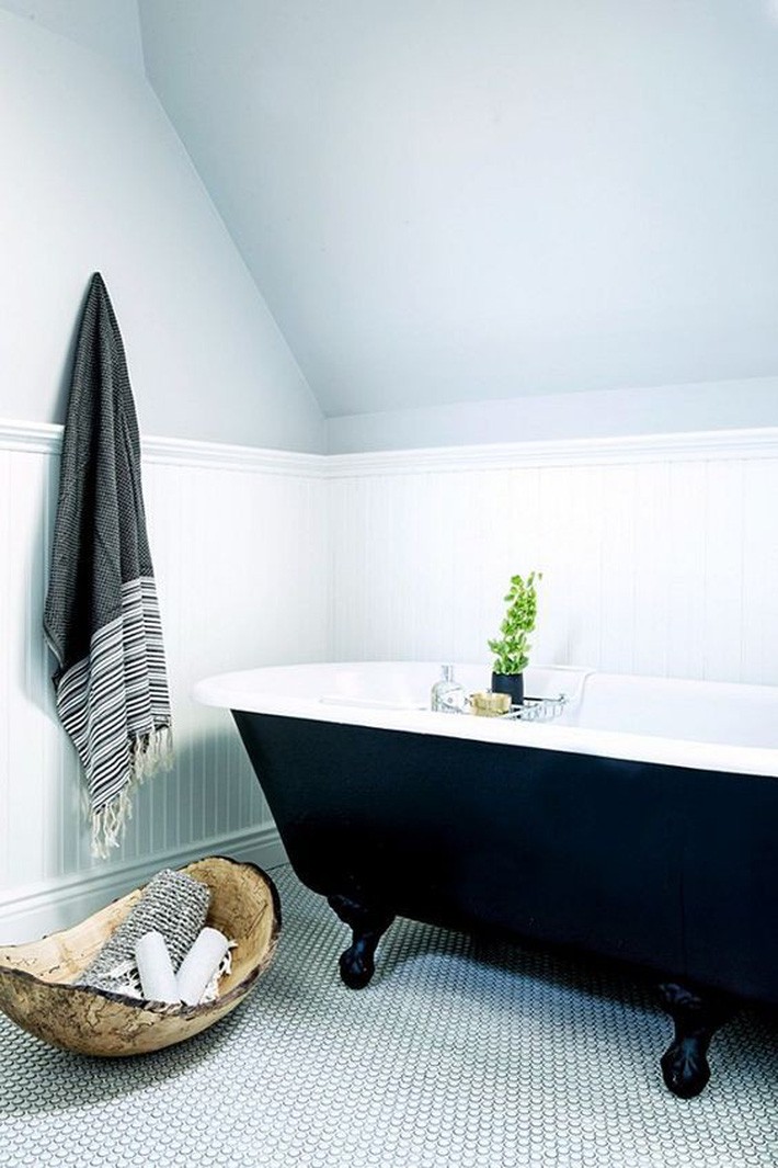 
Phòng tắm trung tính hoặc đơn sắc với bồn tắm Clawfoot đen.
