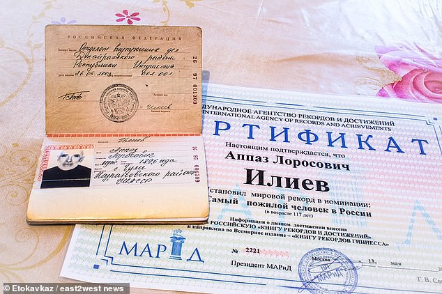 Giấy tờ ghi cụ ông sinh năm 1896, từ thời Sa hoàng Nga.