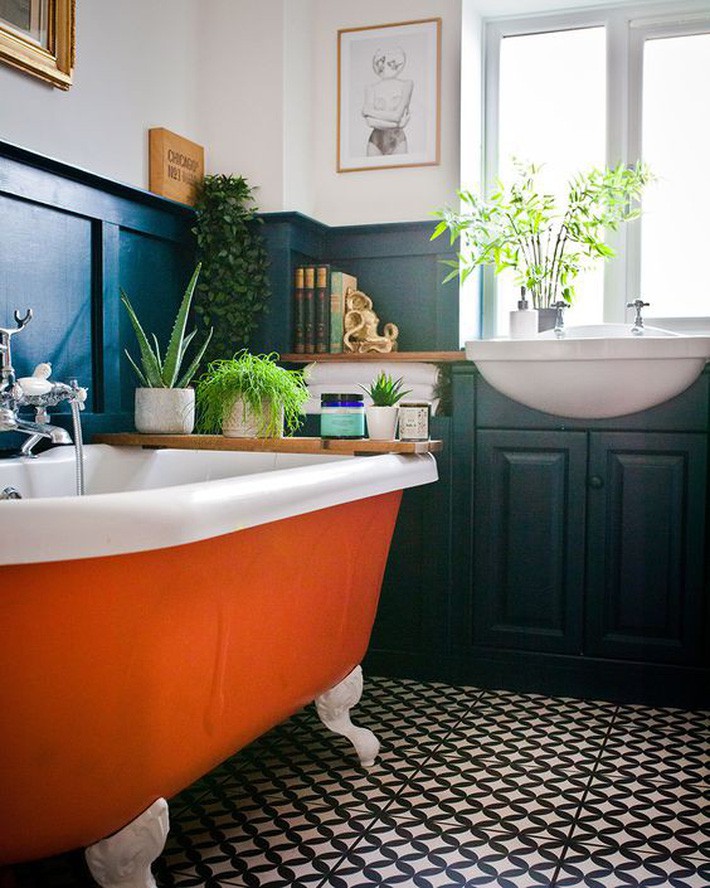 
Bồn tắm màu cam với chân trắng tạo nét tươi trẻ, năng động cho không gian ủ rũ.

