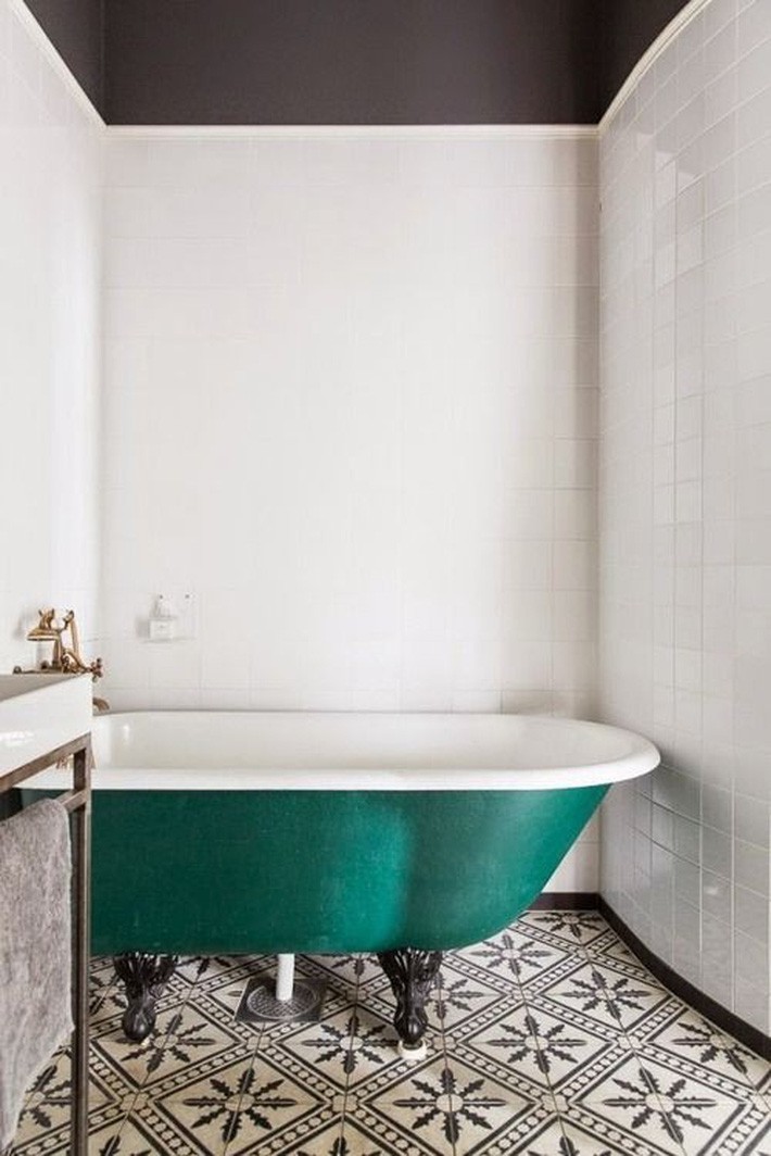 
Gạch khảm đen và trắng làm nền nổi bật cho bồn tắm nằm.
