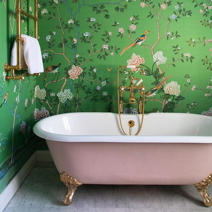 
Hình nền hoa kết hợp bồn tắm màu hồng phù hợp với các mô hình tạo ra một không gian sang trọng và tinh tế.
