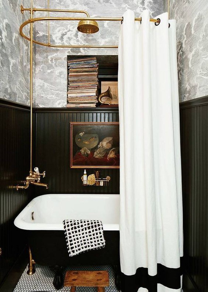 
Phòng tắm trắng đen trang nhã với bồn tắm Clawfoot đen cổ điển cộng với rèm đen trắng.
