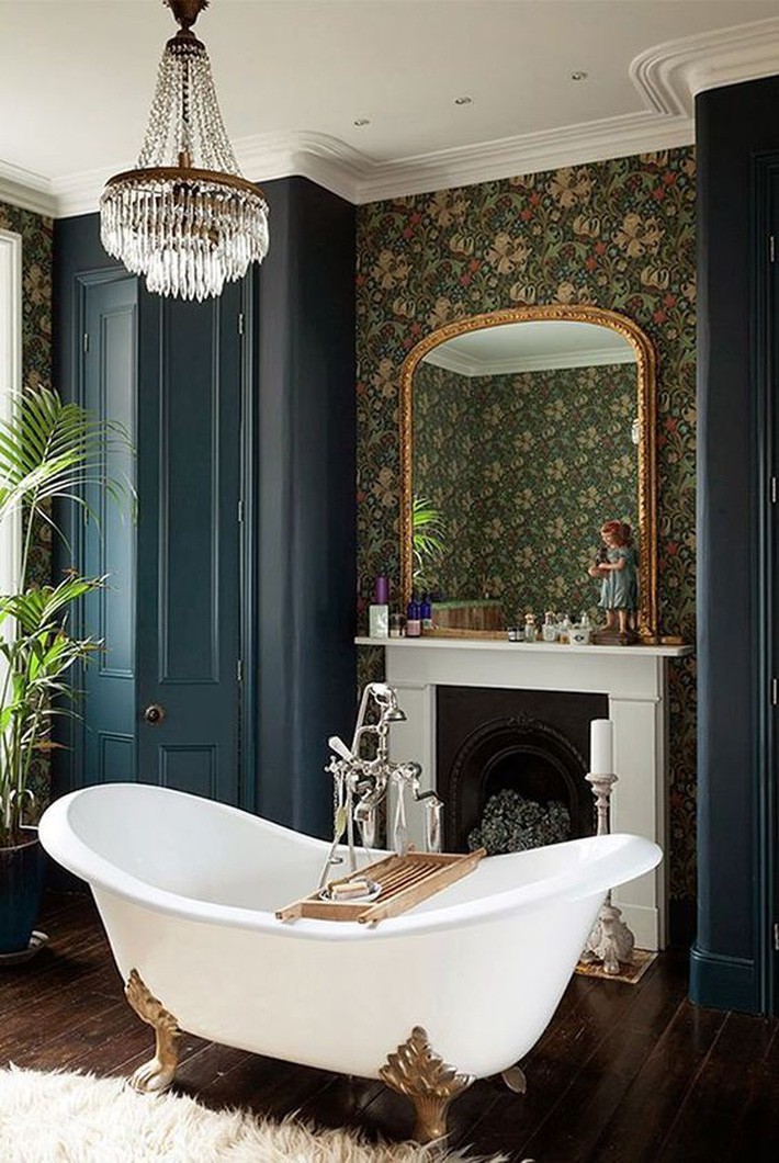 
Phòng tắm kiểu Victoria đầy tâm trạng với bồn tắm Clawfoot tinh xảo và đèn chùm pha lê lớn.
