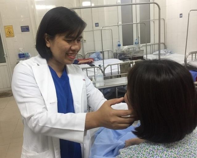 
TS Phạm Thị Việt Dung thăm khám cho một bệnh nhân
