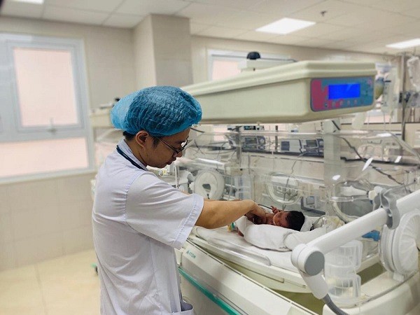 Các bác sỹ của Trung tâm Sản Nhi Phú Thọ đang chăm sóc cháu bé.