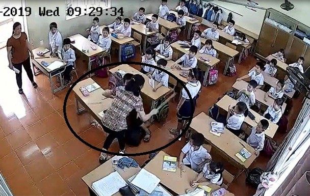 
Nữ giáo viên dùng thước đánh nhiều em học sinh lớp 2A7 trong giờ kiểm tra học kỳ. Ảnh: Cắt từ clip
