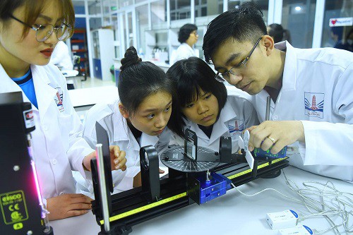 Học sinh thực hành các môn STEM ở trường Nguyễn Siêu. Ảnh: Giang Huy
