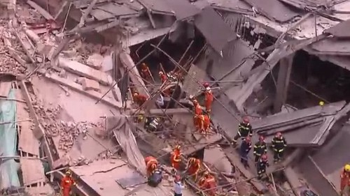 Hiện trường tòa nhà bị sập ở quận Trường Ninh, Thượng Hải hôm nay. Ảnh: CGTN.