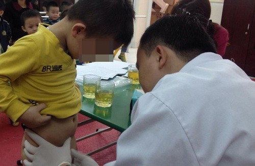 Khám bộ phận sinh dục cho bé trai 3 tuổi tại một trường mầm non thuộc quận Hoàn Kiếm, Hà Nội. Ảnh : Q. Anh