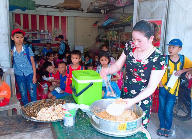 Cô Phạm Thị Thêu tự tay chuẩn bị 250 suất ăn sáng cho học sinh nghèo.