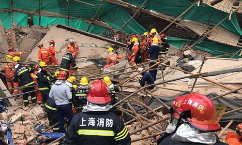 Lính cứu hỏa thành phố Thượng Hải tìm kiếm người mắc kẹt trong đống đổ nát. Ảnh: Weibo.
