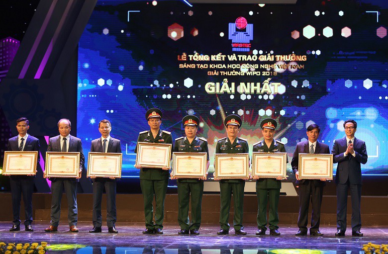 Uỷ viên Trung ương Đảng, Phó Thủ tướng Chính phủ Vũ Đức Đam trao Bằng khen của Thủ tướng cho các tác giả đoạt giải.