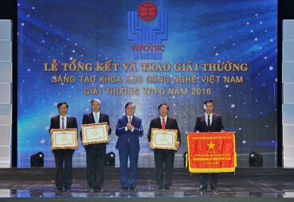 Ông Phạm Thành Công - Chủ tịch Tập đoàn GFS (ngoài cùng bên trái) nhận bằng khen của Thủ tướng Chính phủ.