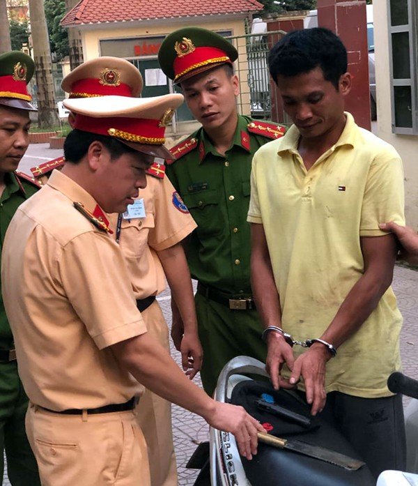 Đối tượng Trần Văn Dân bị bắt giữ với tang vật và hung khí vụ cướp.