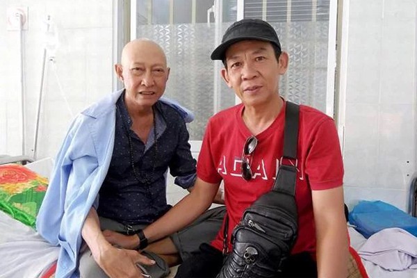 
Nghệ sĩ Lê Bình chụp hình cùng bạn bè.
