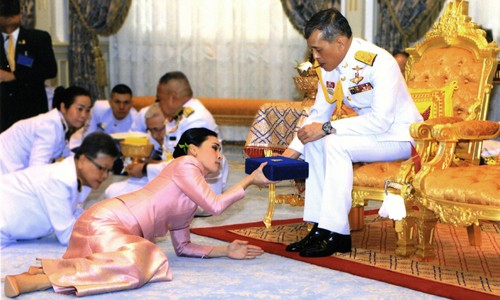 Bà Suthida quỳ rạp người trước Quốc vương Maha Vajiralongkorn trong lễ sắc phong Hoàng hậu ngày 1/5. Ảnh: AP.