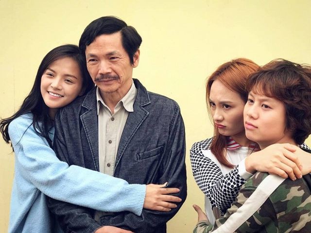 NSƯT Trung Anh và 3 nữ diễn viên đóng vai con trong phim Về nhà đi con.