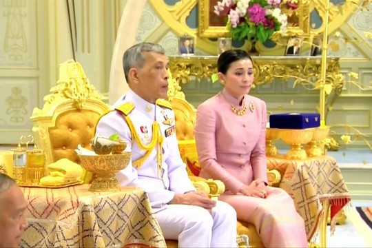 Quốc vương Maha Vajiralongkorn làm lễ kết hôn với Hoàng hậu Suthida Vajiralongkorn. Ảnh: Reuters